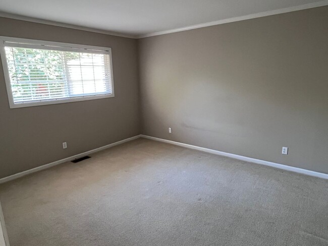 Building Photo - BEAUTIFUL UPDATED HOME IN EAST SAC!!