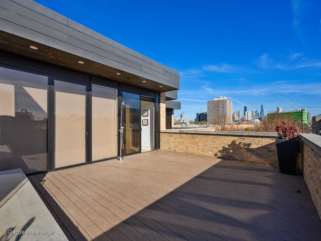 Building Photo - 1302 W Erie St