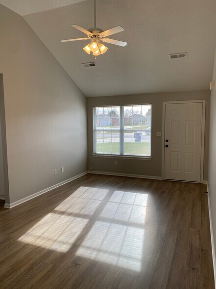 Living room - 220 SW Chartwell Cir