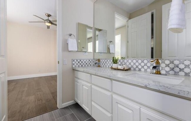 Building Photo - Livermore South Very Private 4 bedroom/3 b...