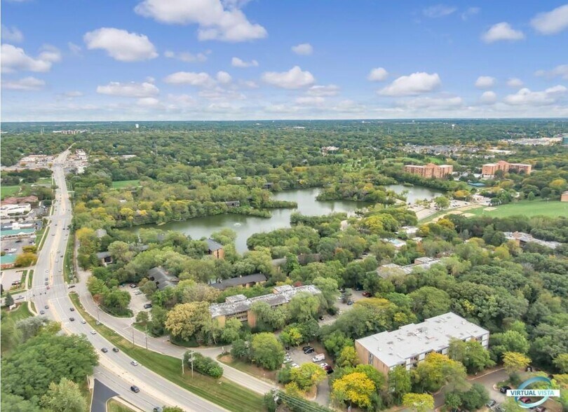 Four Lakes wooded setting - 5900 Oakwood Dr