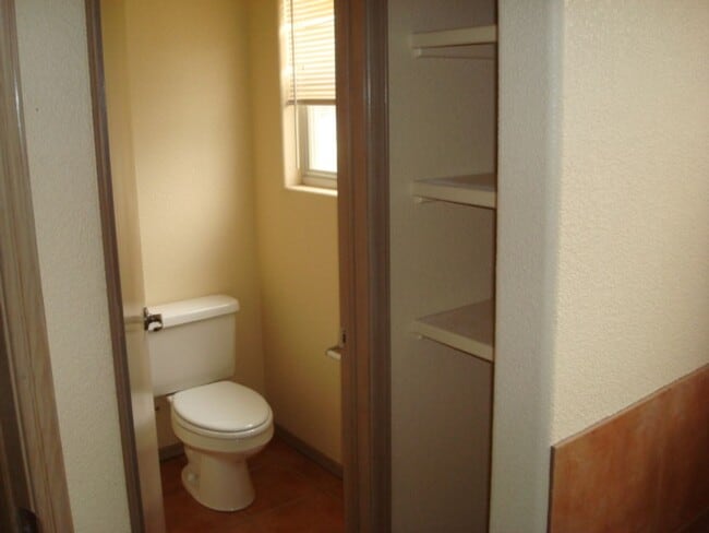 Building Photo - Cute Townhouse in Desirable Area- Close to...