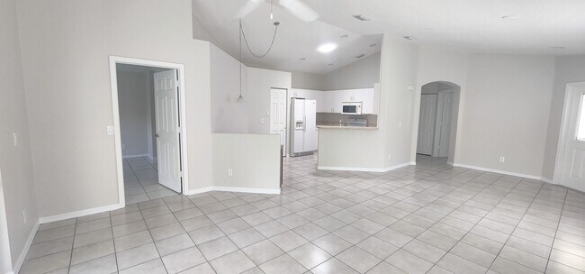 Building Photo - BEAUTIFUL 2/2 IN CATALINA OAKS- VERO BEACH