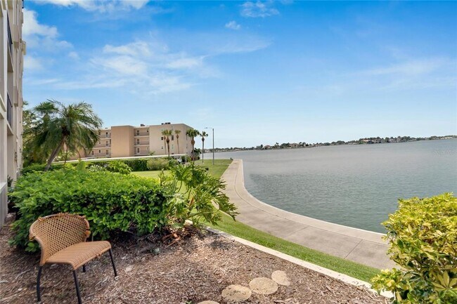 Building Photo - 7700 Sun Island Dr S