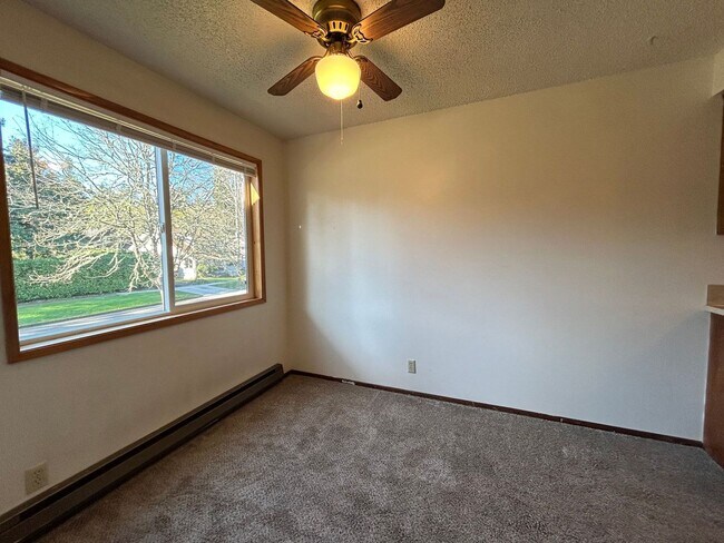 Building Photo - 1BD/1BA Apartment in Awesome Small Complex...