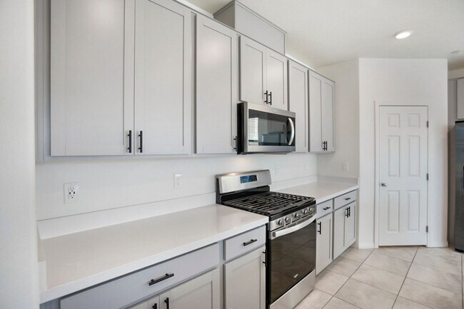 Building Photo - INSPIRADA BEAUTY WITH BED AND FULL BATH ON 1ST FLOOR