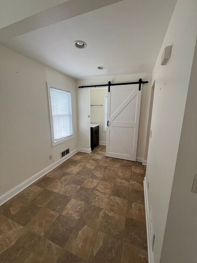 Building Photo - 3 Bed, 1.5 Bath Near U of R, Strong & Coll...