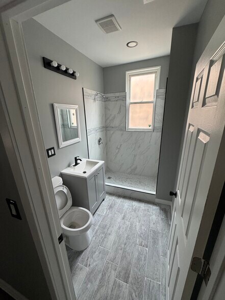 Building Photo - 3320 W Polk St