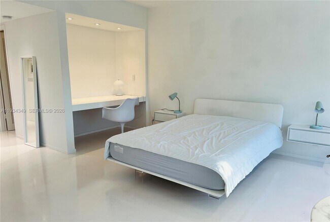 Building Photo - 900 Bay Dr