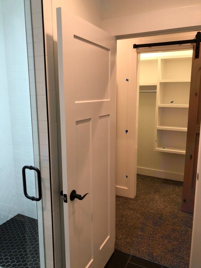 Building Photo - 924 Caruthers Ave