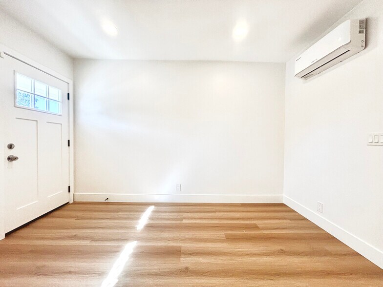 Building Photo - 852 Orange Ave