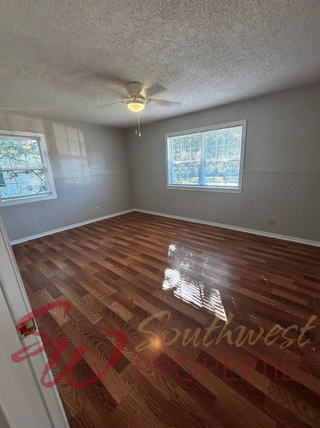 Building Photo - Cozy 2 Bed, 1 Bath Home