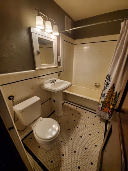 Building Photo - 963 Logan St