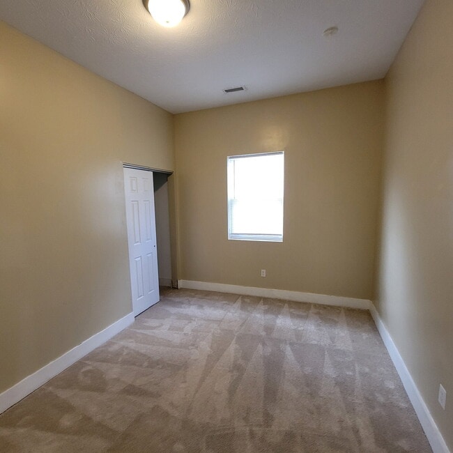 Building Photo - Must See! / 3 Bedrooms 2 Full Baths