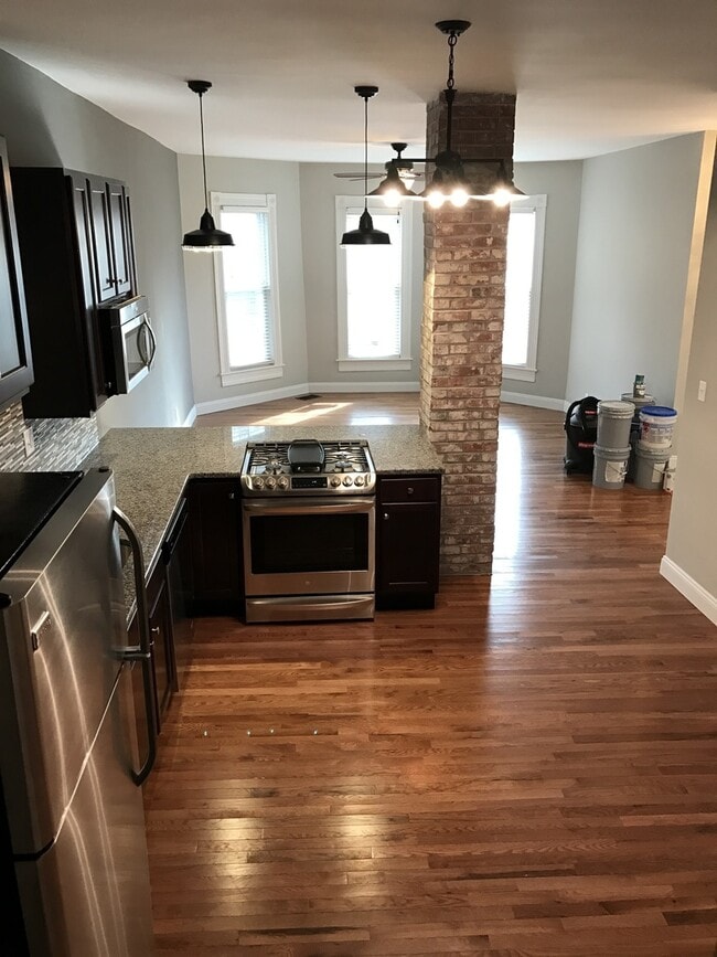 Building Photo - Stunning Large Home near Tower Grove Park