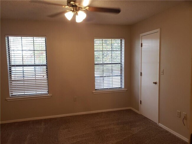 Building Photo - 302 Fairway Cir