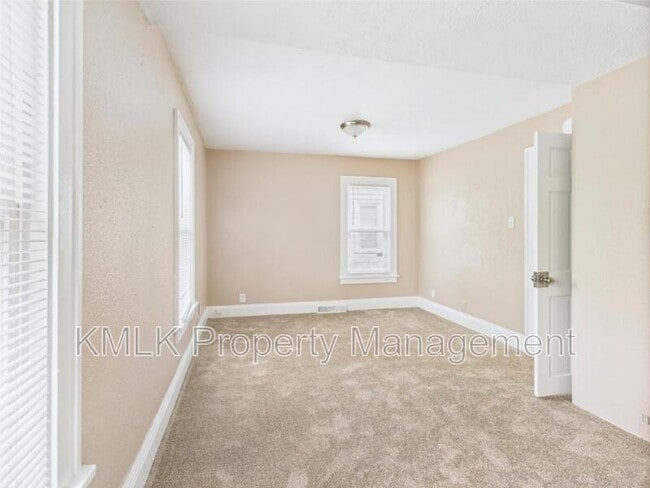 Building Photo - 84 E Mapledale Ave