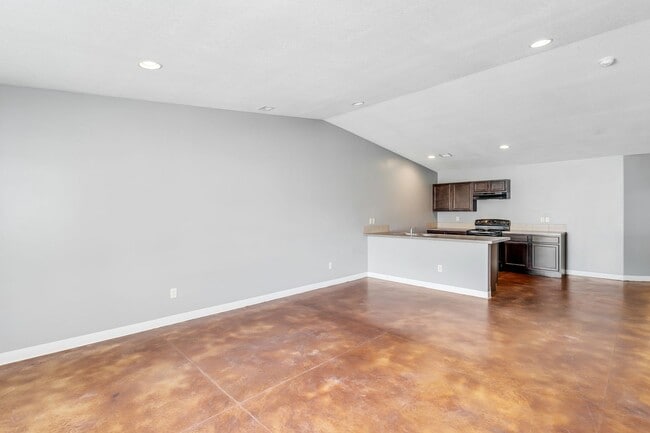 Building Photo - Spacious Duplex Near St. Joe