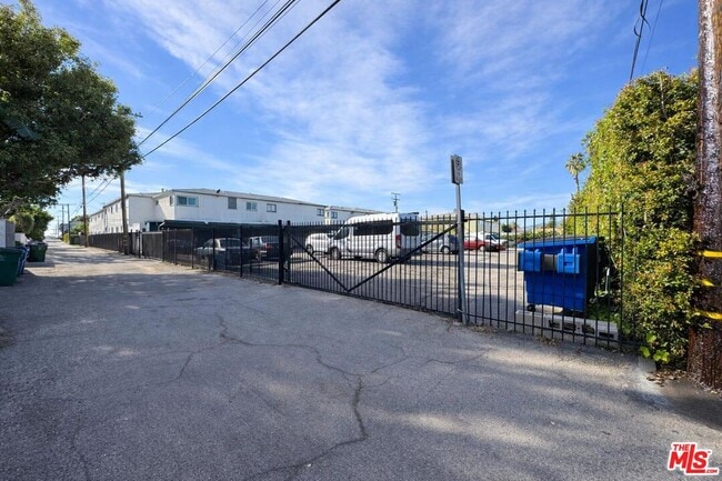 Building Photo - 2041 Euclid St