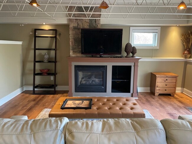 Building Photo - 421 Senter Dr