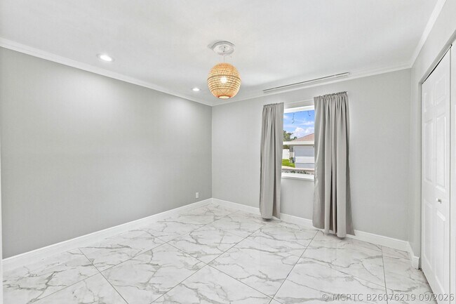 Building Photo - 372 W Riverbend Dr