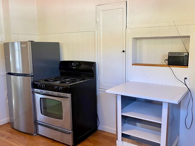 Building Photo - 1930's Bungalow Charmer, 2bdrm, 1 bath hou...
