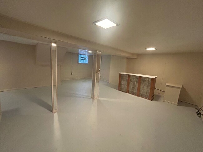 Building Photo - Charming 3-Bedroom Property in Prime Location