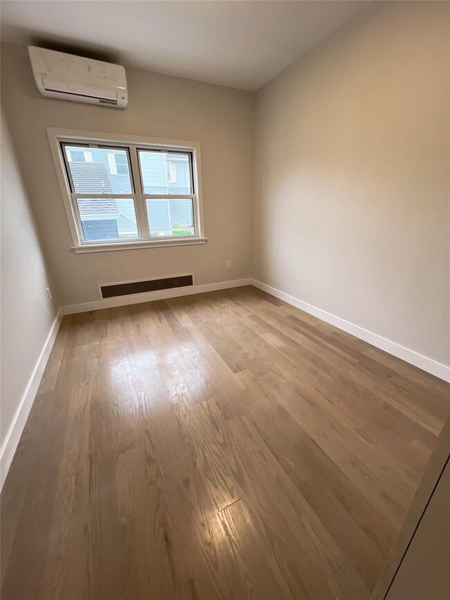 Building Photo - 215-6 40th Ave