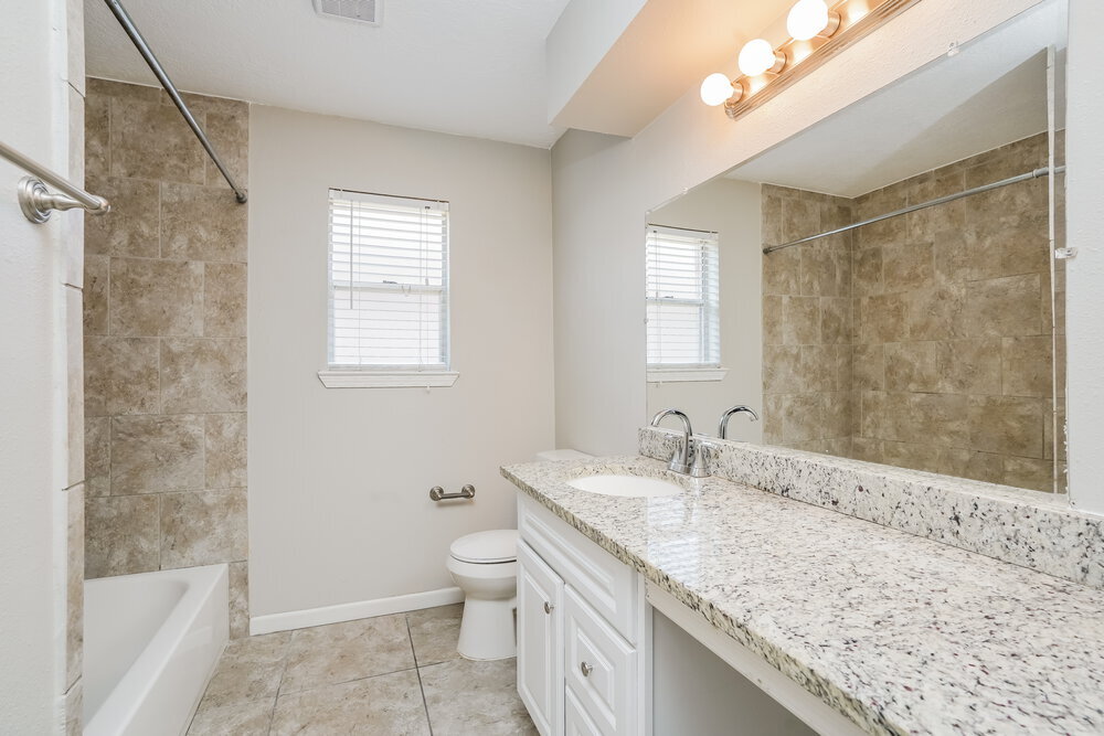 Building Photo - 2515 Village Cir Dr
