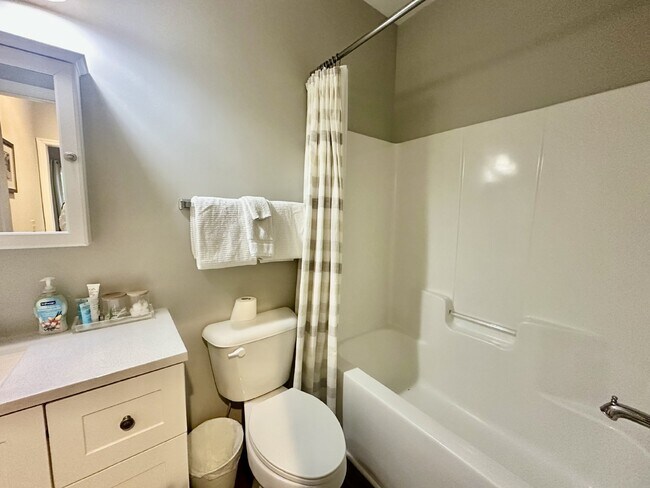 Building Photo - Two Bedroom Apartment in the Heart of Bluffton's Promenade!