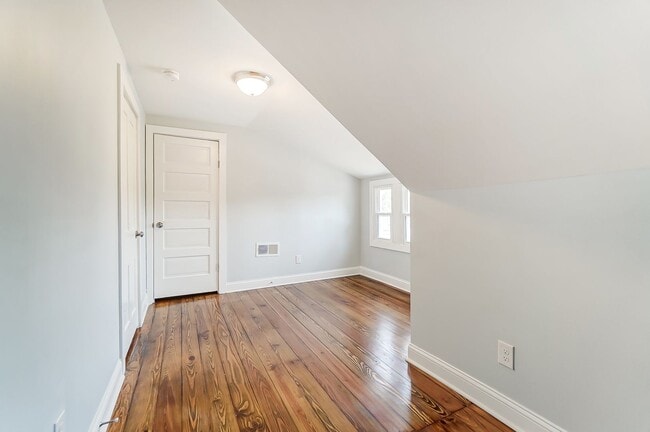 Building Photo - Spacious 3 Bedroom in Hamilton!