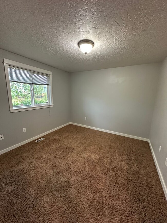 Building Photo - 3 Bedroom 2 Bath Home In NE Albany On a De...