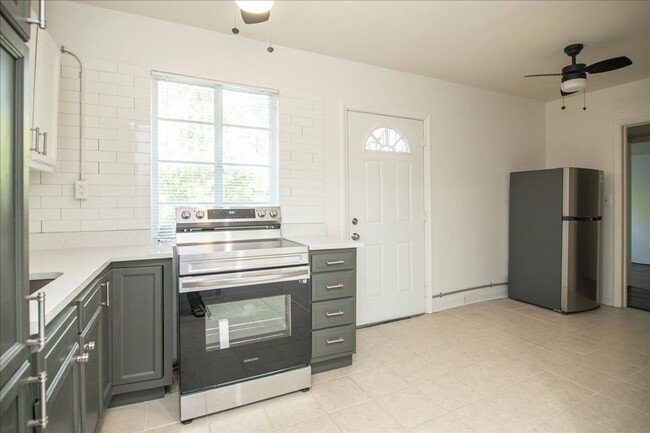 Building Photo - Newly Renovated 2/2 Duplex Unit Minutes Fr...