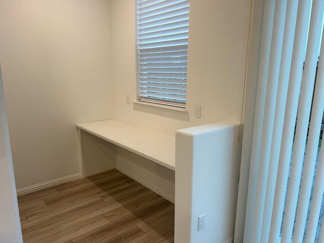 Building Photo - Beautiful 4 Bedroom 3 Bath Brentwood Home