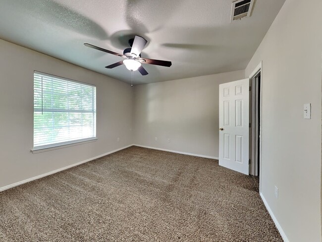 Building Photo - ONE MONTH FREE RENT! CALL NOW!
