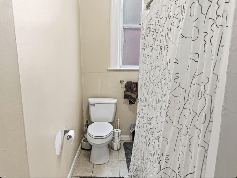 Building Photo - 122 E University Ave