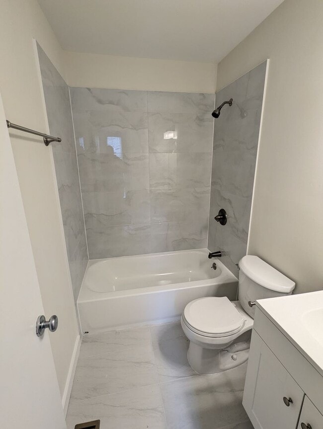 Building Photo - *END UNIT* town home in established Crestwood Neighborhood ready for you mid March!