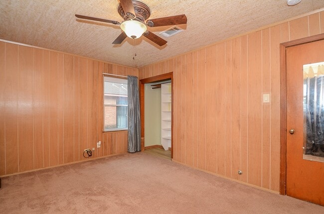 Building Photo - 142 Victoria Dr