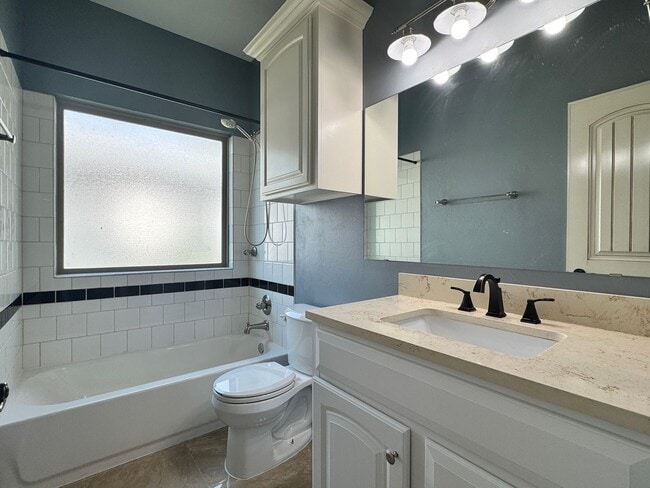 Building Photo - Spacious 3 Bedroom 2.5 Bath Home Near Okla...