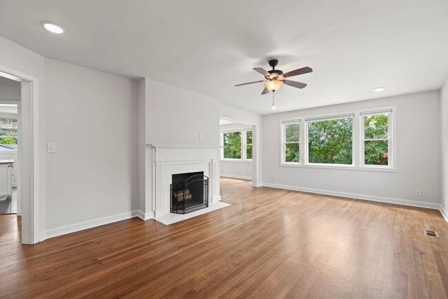 Building Photo - Knoxville 37909 - 3 bedroom 2 bath - call ...