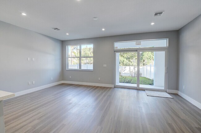 Building Photo - Frederick Isles Townhomes - Delray Beach