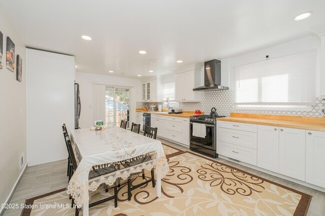 Building Photo - 453 Dongan Hills Ave