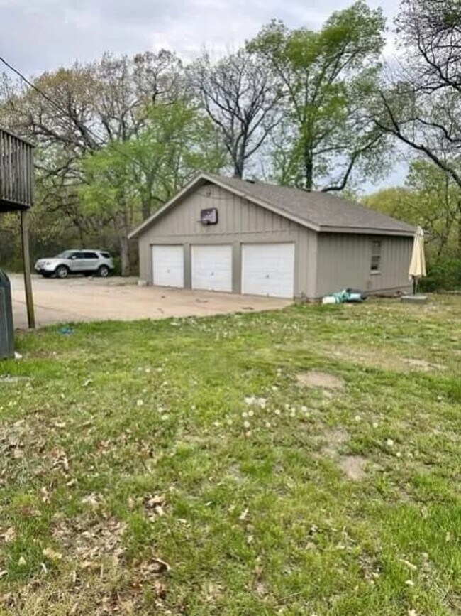 Detached 3 car garage - 9108 S Buckner Tarsney Rd