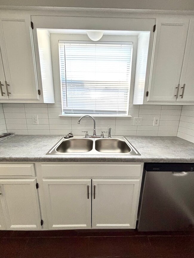 Building Photo - One bedroom, Two Car Garage