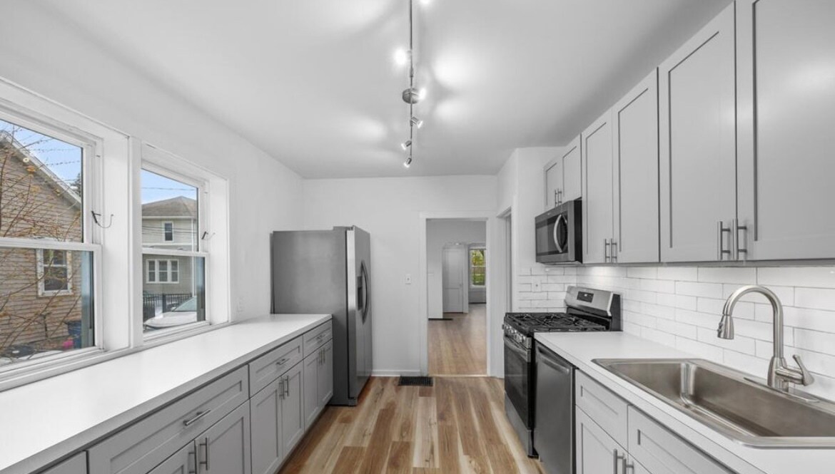 Building Photo - 911 Zeeland Ct NE