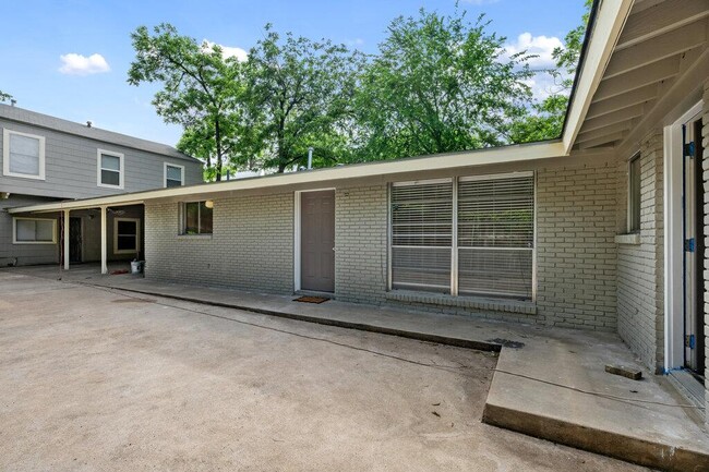 Building Photo - 1706 Palma Plaza