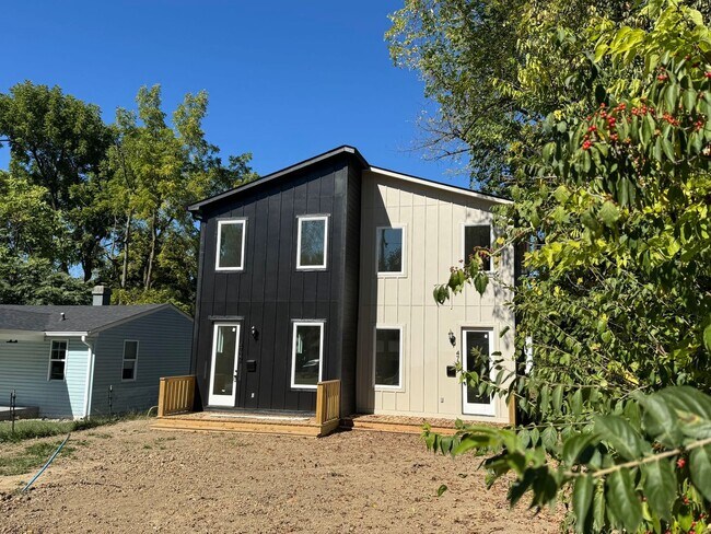 Building Photo - Brand new luxury townhome on the eastside. Section 8 approved!!!