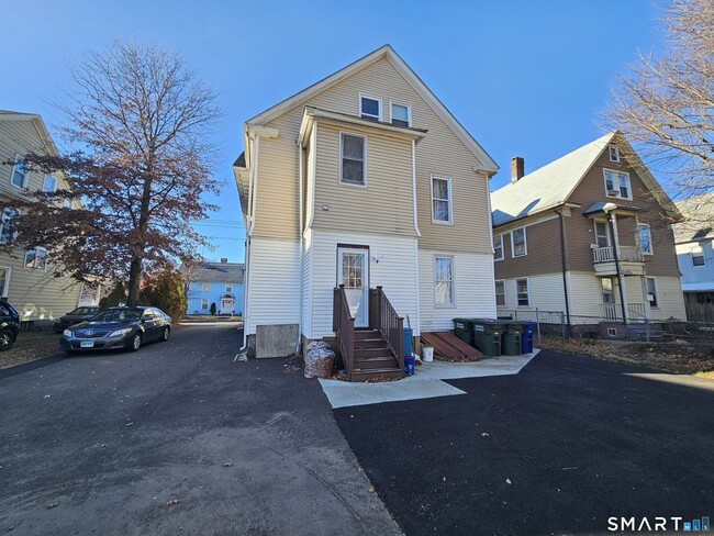 Building Photo - 592 Laurel Ave