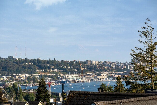 Building Photo - 3bd/1.75ba Seattle Townhome