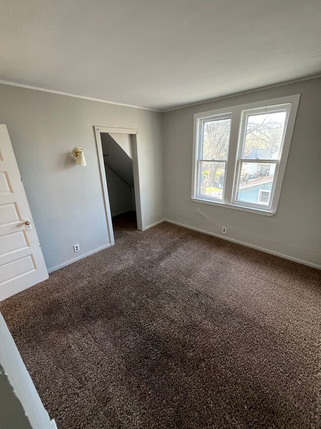 Building Photo - 3 Bedroom 1.5 Bathroom Home